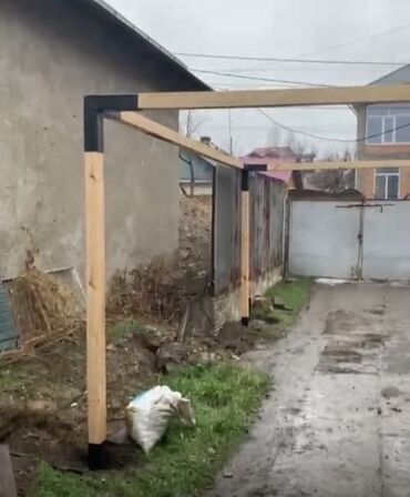 бетон заборы: Каркас навеса из деревянных брусьев с черными металлическими