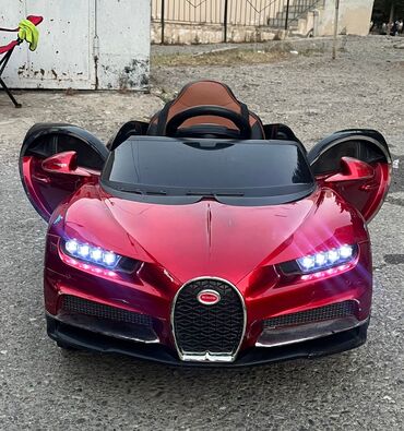 taxta maşınlar: Uşaq avtomobili Orta ölçüdür. Hər bir şeyi işləkdir. Flash kart və