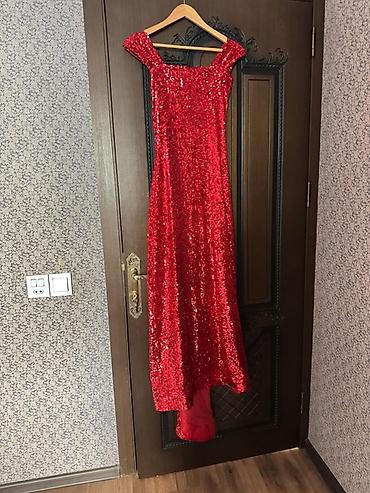 Qırmızı payetli axşam geyimi Yenidir. - Model: klassik siluetli