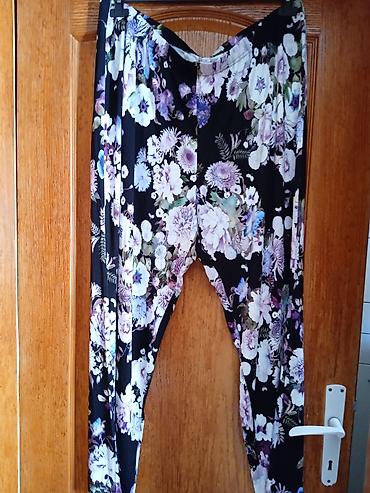 tn pertle: Ženske pantalone sa cvetnim printom - Model: ležerne, široke — 1