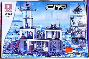 LEGO‑tipli konstruksiya dəsti – iki müxtəlif mövzu 1) Jie Star Global
