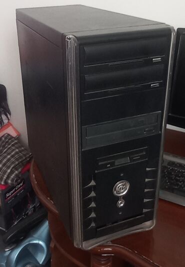 Sərt disklər (HDD): Masaüstü kompüter korpusu – ATX midi-tower - Rəng: qara, ön hissədə