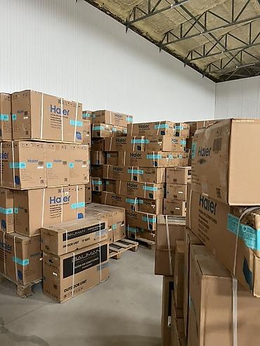 Кондиционеры Haier и Ballu в заводской упаковке. На фото представлены