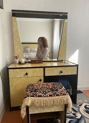 dressing table: Туалетный столик, Б/у, С зеркалом, цвет - Черный, ЛДСП — 1