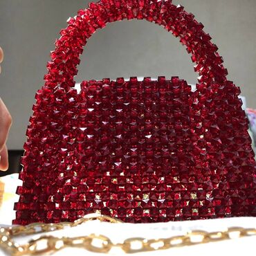сумка красная: Шурудан токулган сумкалар сатылат. баасы 1300 сомдон