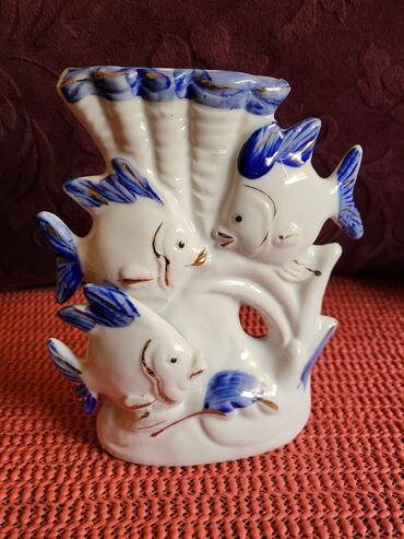 Figurice i makete: Figura vintaz nova porcelanska. Na figuri par tackica boja i — 1