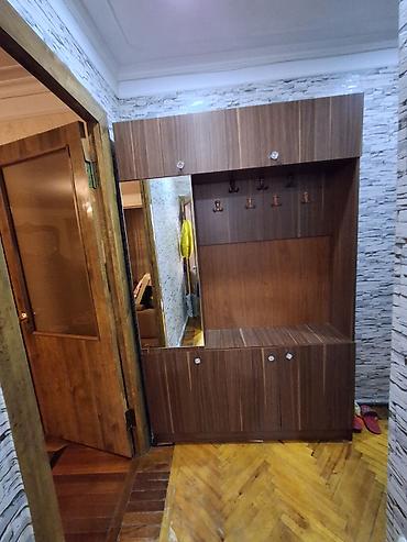 divar kitab refleri: Dəhliz üçün şkaf — 1