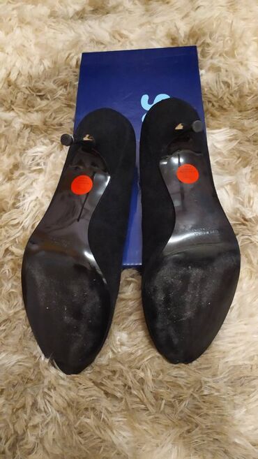 Γυναικεία είδη Υπόδησης: Παπούτσια.

Πολύ άνετα, μέγεθος 39 — 8