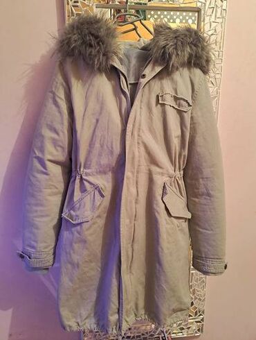 zimska jakna s: Siva jakna 2u 1. Odlicna jakna, malo nosena. Moze da se nosi ovako kao
