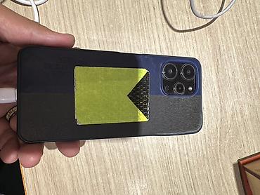 Смартфон с большим безрамочным экраном и фронтальной камерой в