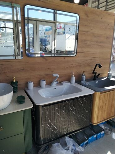 moydadır: Mebel dəstləri ilə birlikdə vanna otağı üçün lavabo və aksesuarlar -