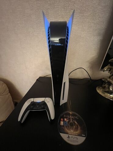 el konsolu: Sony PlayStation 5 oyun konsolu, ağ rəngli DualSense pultu və "Elden