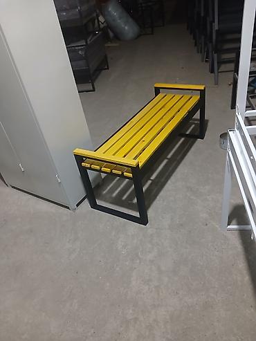 Skameykalar, lavoçkalar: Metall karkaslı skamya - Dizayn: Qara metal karkas, sarı rəngli taxta — 1