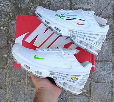 patike za more: Nike Air Max Plus / Tuned Air patike u beloj boji sa upečatljivim — 2