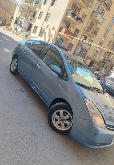 Toyota: Toyota Prius avtomobili arenda verilir qalmamaq şərti ilə gündəlik 22