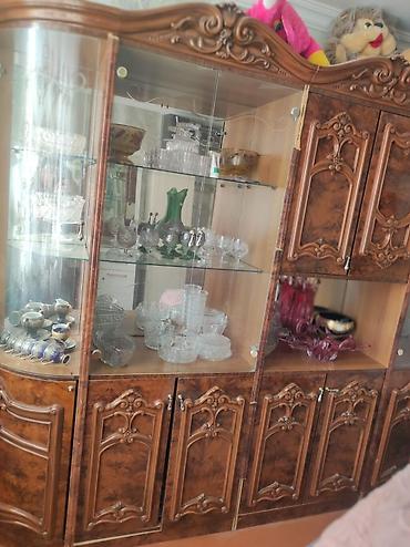 dekor güzgü: Klassik üslubda vitrinli qonaq otağı dolabı - Material: təbii ağac — 1
