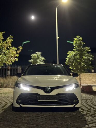 авто в лизинг без банка: Автомобиль Toyota Camry белого цвета с черной крышей. Модель имеет