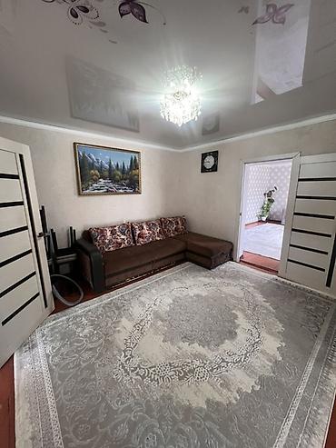 Продажа полдома: Продаю дом В селе Кунтуу, большой двор, 4 сарая, тапчан, навес — 12