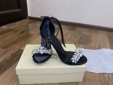 Çəngəllər: Tuflilər, Ölçü: 37, rəng - Qara, Yeni