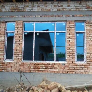 трансбой для дома: Оконный блок из ПВХ с белыми рамами и голубым тонированным