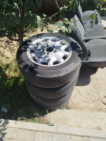 Disklər: 4 ədəd avtomobil şini və 1 ədəd disk - Şin ölçüsü: 195/65 R15 (yan