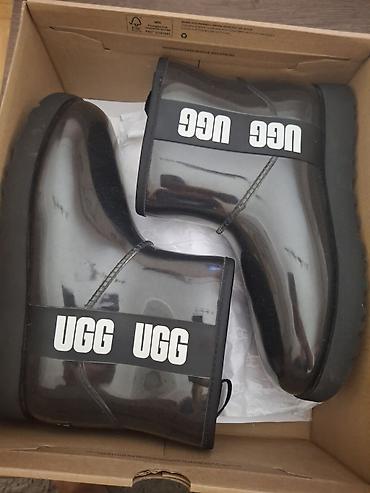 cat obuca: UGG ženske čizme – model Mini (kratke) sa sjajnim transparentno‑dim — 1