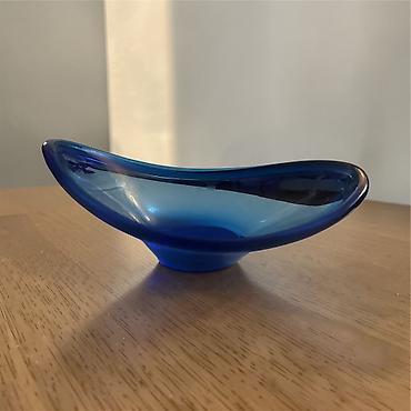 Mavi şüşə dekorativ qab - Material: qalın, şəffaf mavi şüşə -