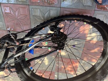 Dağ velosipedləri: Dağ velosipedi, müxtəlif ərazilərdə rahat sürmə imkanı təmin edən qara — 5