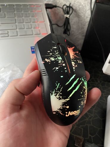 Klaviaturalar: 1 ci şəkildə iki set var maus klaviatura 1 ci olan ağ klaviatura və — 6