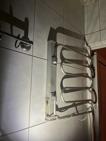 Окна: Divara quraşdırılan bu elektrikli dəsmal qızdırıcı hamam otaqları üçün