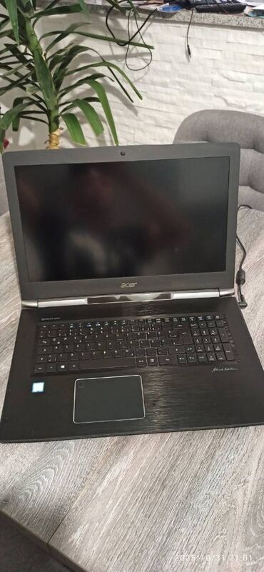 Acer: Intel Core i7, 16 GB OZU, 17 " — 9