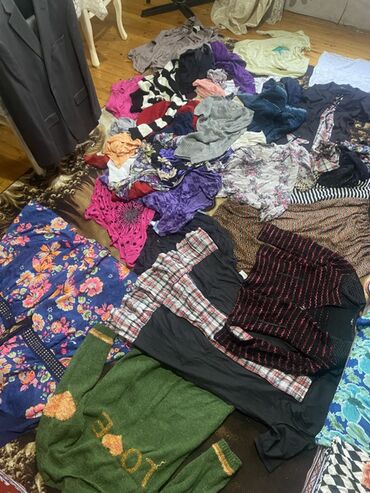 Digər qadın geyimləri: 100 yaxındı hamısın götürene 1 manatdan tek-tek 1.50 — 1