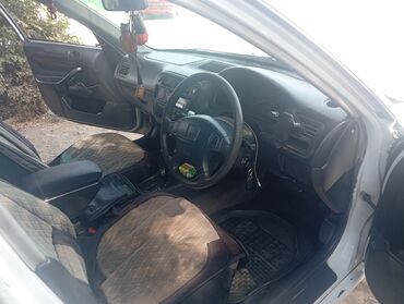 хондо цивик: Honda Civic седан, правый руль, белый цвет кузова. Ключевые