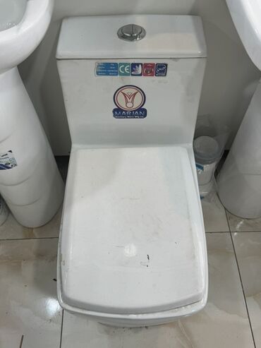 унитаз: Marian markalı, ağ rəngli unitaz. Bu unitaz hamam otaqları üçün
