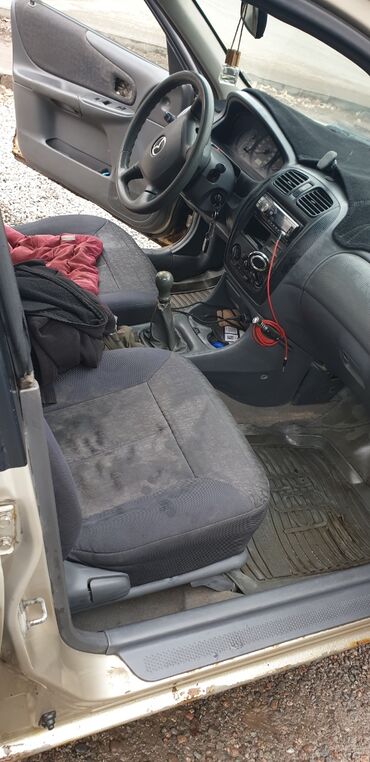 Mazda: Mazda 323: 2000 г., Механика, Бензин, Седан — 8