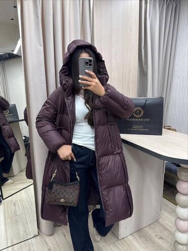 кышкы кийимдер: Женское удлинённое пуховое пальто-пуховик с капюшоном. Наполнитель