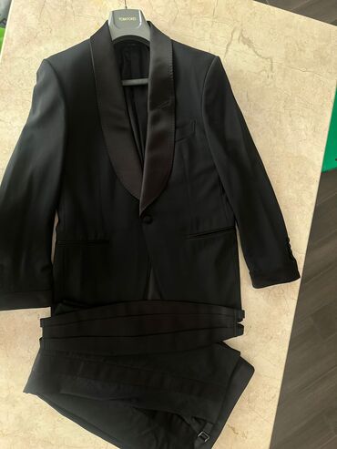 Kostyumlar: Tom Ford smokinq dəsti. 10 000 manata alinib. cemi bir defe oz toyuna — 10