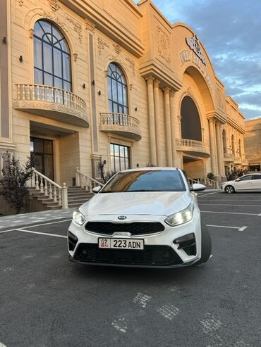 авто в рассрочку без первоначального взноса: Белый седан Kia, современный и стильный, идеально подходит для