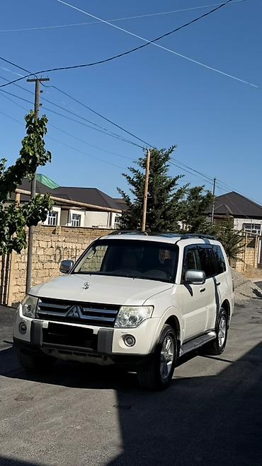 pajero mini: Mitsubishi Pajero (IV nəsil) – ağ rəngli, tam ölçülü 4x4 SUV. Əsas — 4