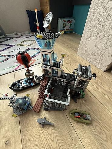 шатор: Конструктор LEGO City «Полицейский участок/тюрьма у моря» с техникой — 1