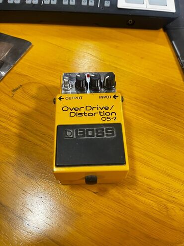 Akustik gitaralar: BOSS OS-2 OverDrive/Distortion pedalı, gitara güclü Overdrive və