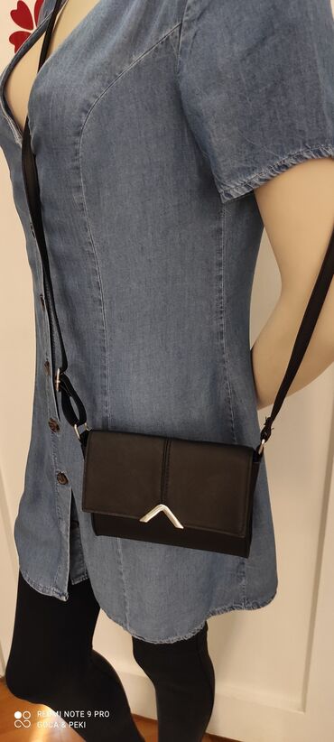 torbica za muskarce: ATMOSPHERE mala crna torbica, kao nova, podesiv kaiš. 17cm X 13cm