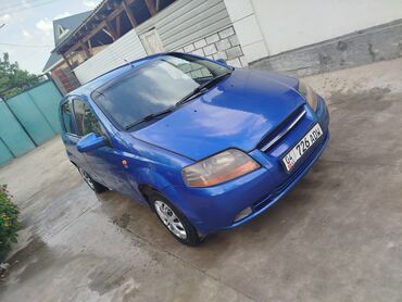 движок дизельный: Синий хэтчбек Chevrolet Aveo. Этот компактный автомобиль
