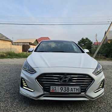 сонату: Продается автомобиль Hyundai Sonata белого цвета. Седан оснащен