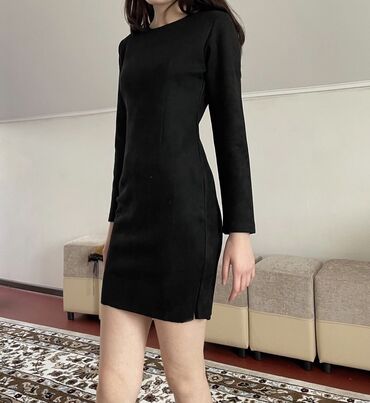 спортивное платье с фатином: Маленькое черное платье 
Размер 42