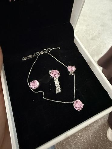 Жеке буюмдар: Набор украшений Pandora с розовыми вставками Состав: - Кулон на — 3