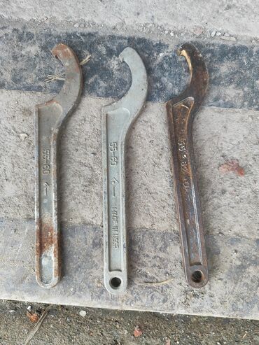 Наборы инструментов: Инструменты советские - молотки по 200 сом; ножницы по металлу большие — 20