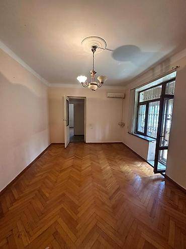 agsuda ev satilir: Bakı, 3 otaqlı, Köhnə tikili, m. Nizami, 85 kv. m — 3