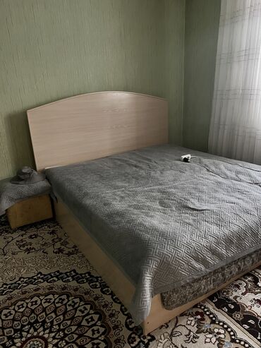 одна спальня кровать: Продается спальня- кровать. Вместе с матрасом . Двухспальный