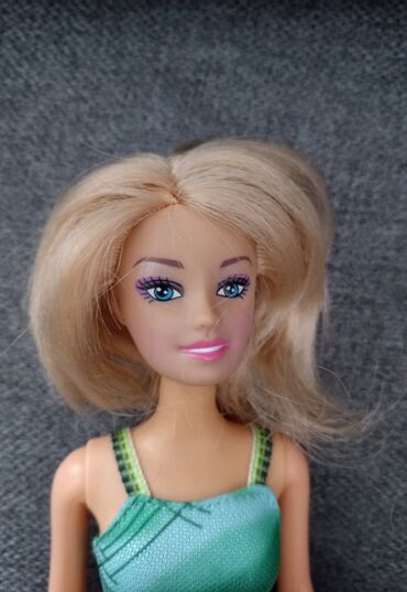 kran igracka na daljinski: Barbie, jedna lutka iz Mattel kolekcije i beba. Ruke, noge se